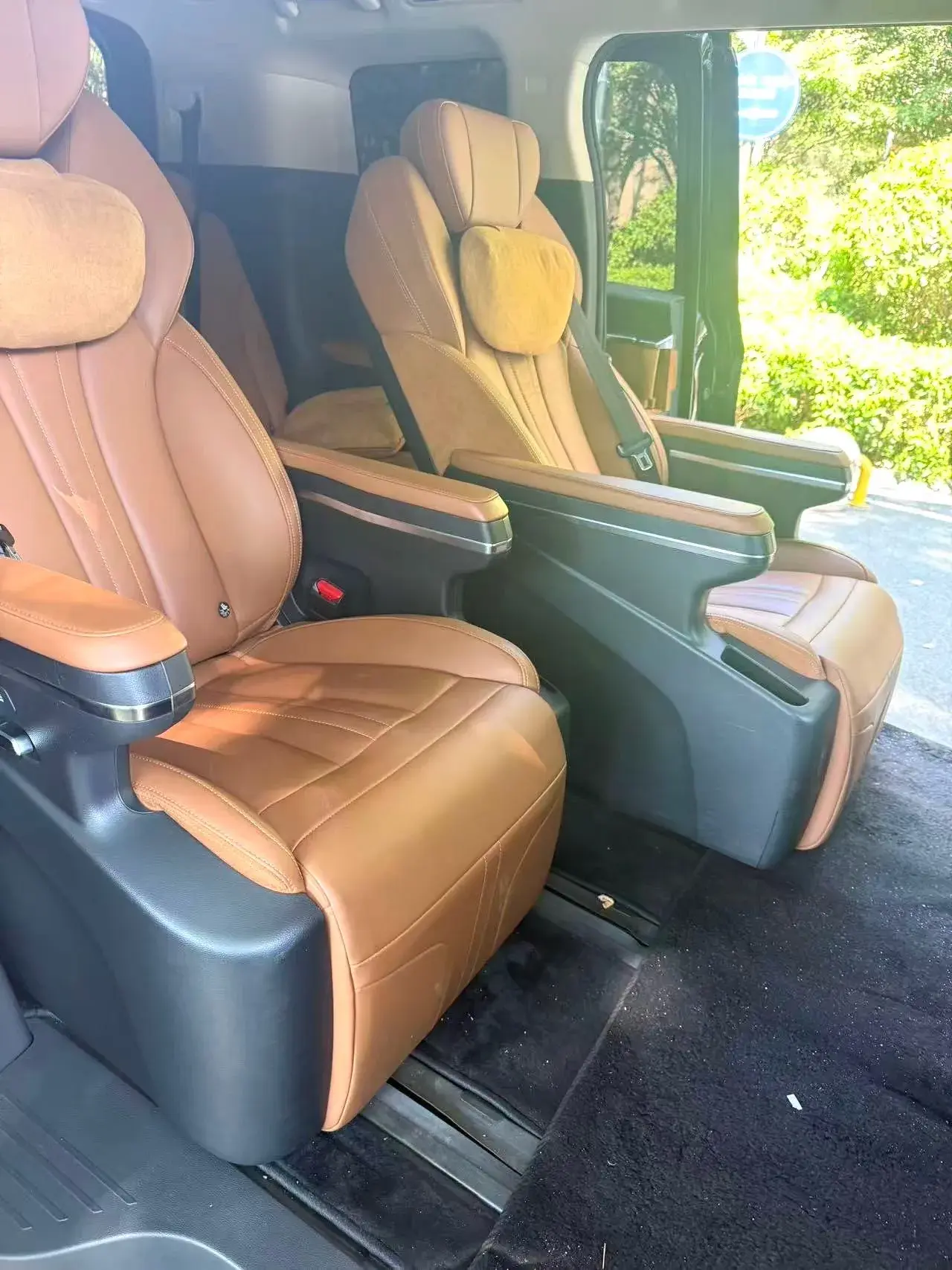 2023 HONGQI HQ9 thumbnail 4