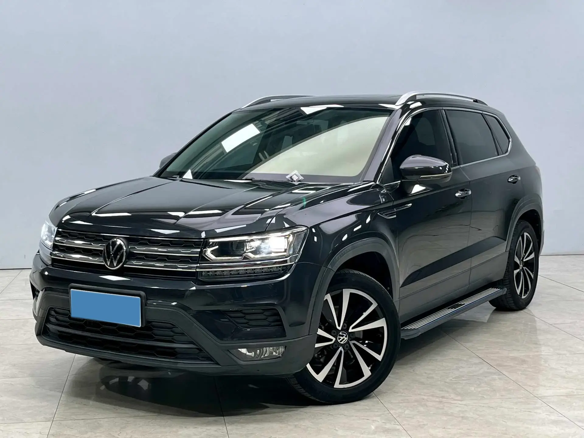 2021 VOLKSWAGEN THARU view 1