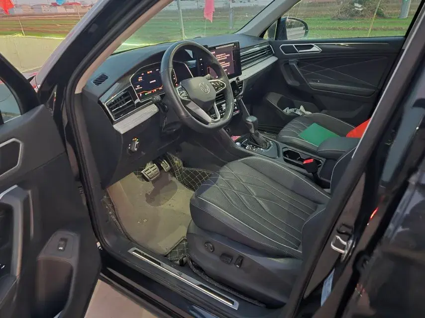 2023 VOLKSWAGEN TIGUAN thumbnail 3
