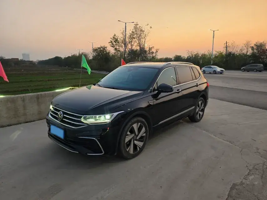 2023 VOLKSWAGEN TIGUAN view 1