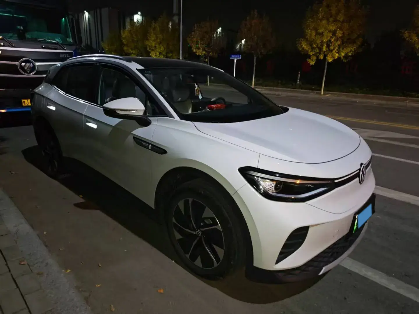 2024 VOLKSWAGEN ID.4 thumbnail 3