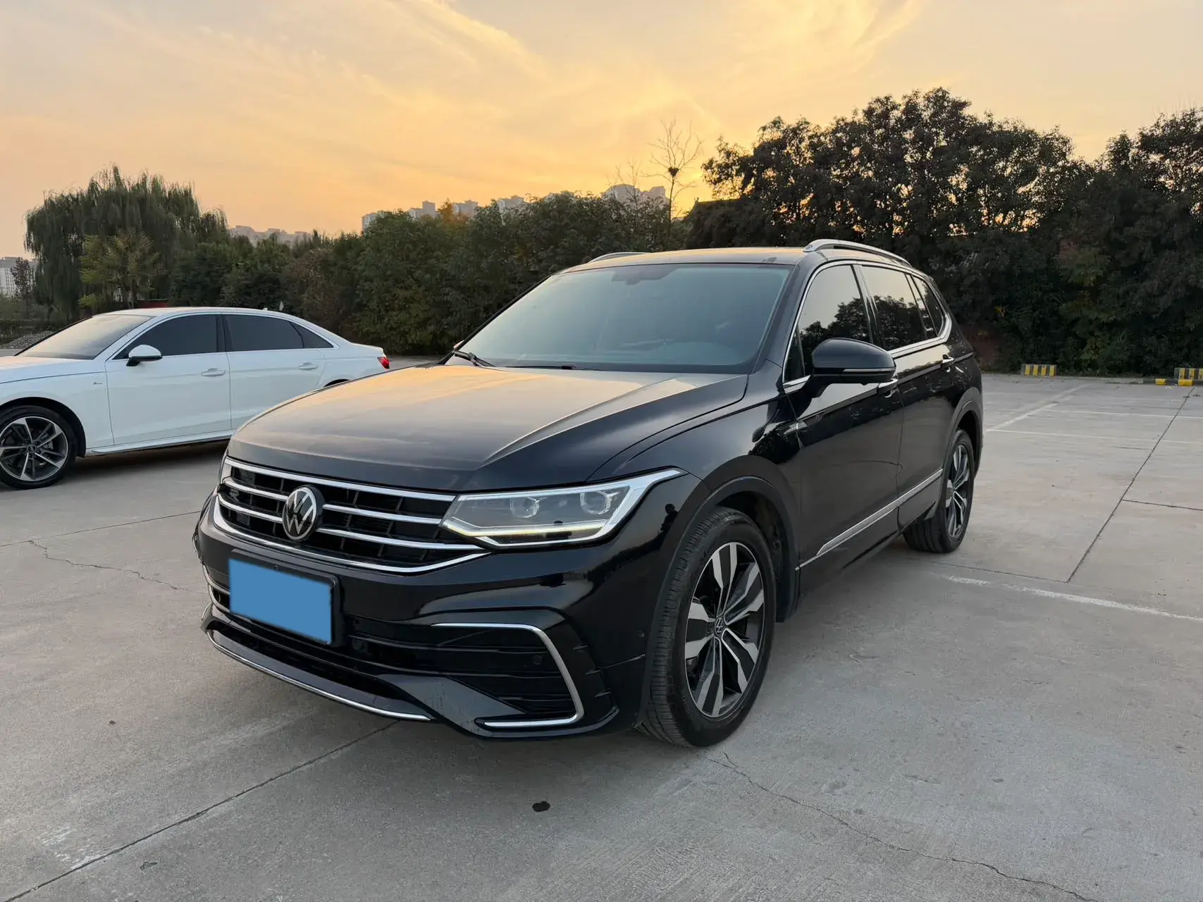 2024 VOLKSWAGEN TIGUAN view 1