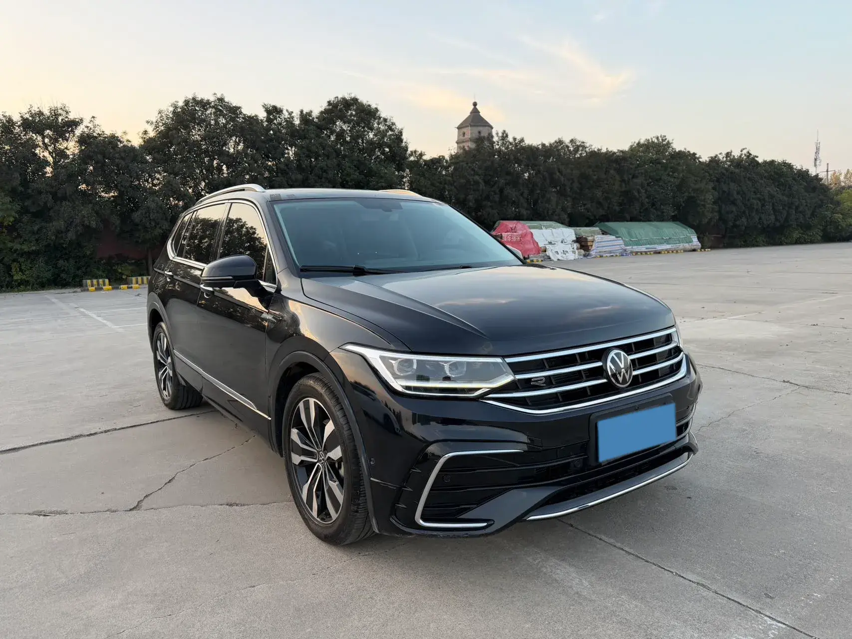 2024 VOLKSWAGEN TIGUAN thumbnail 3