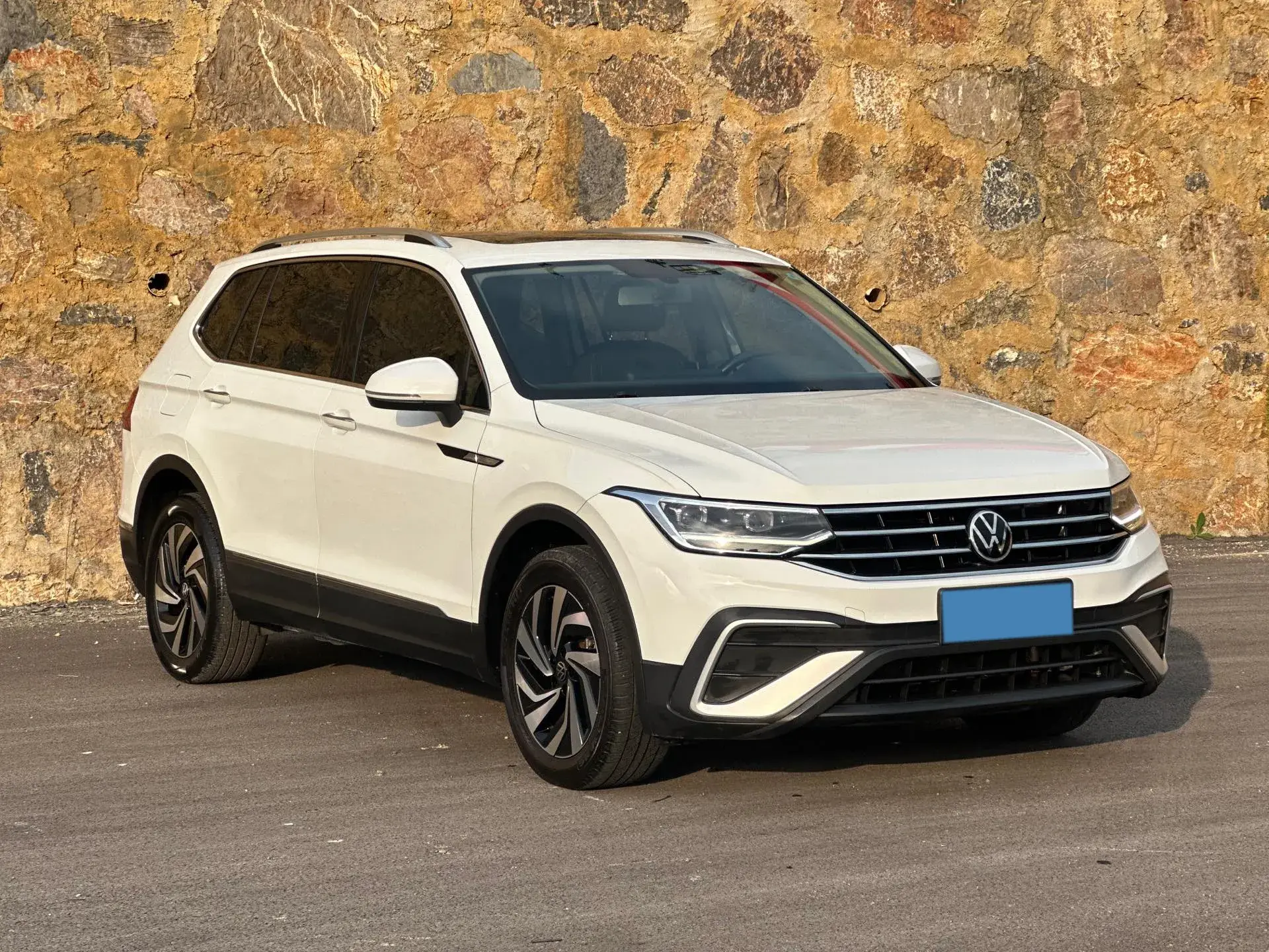 2023 VOLKSWAGEN TIGUAN thumbnail 2