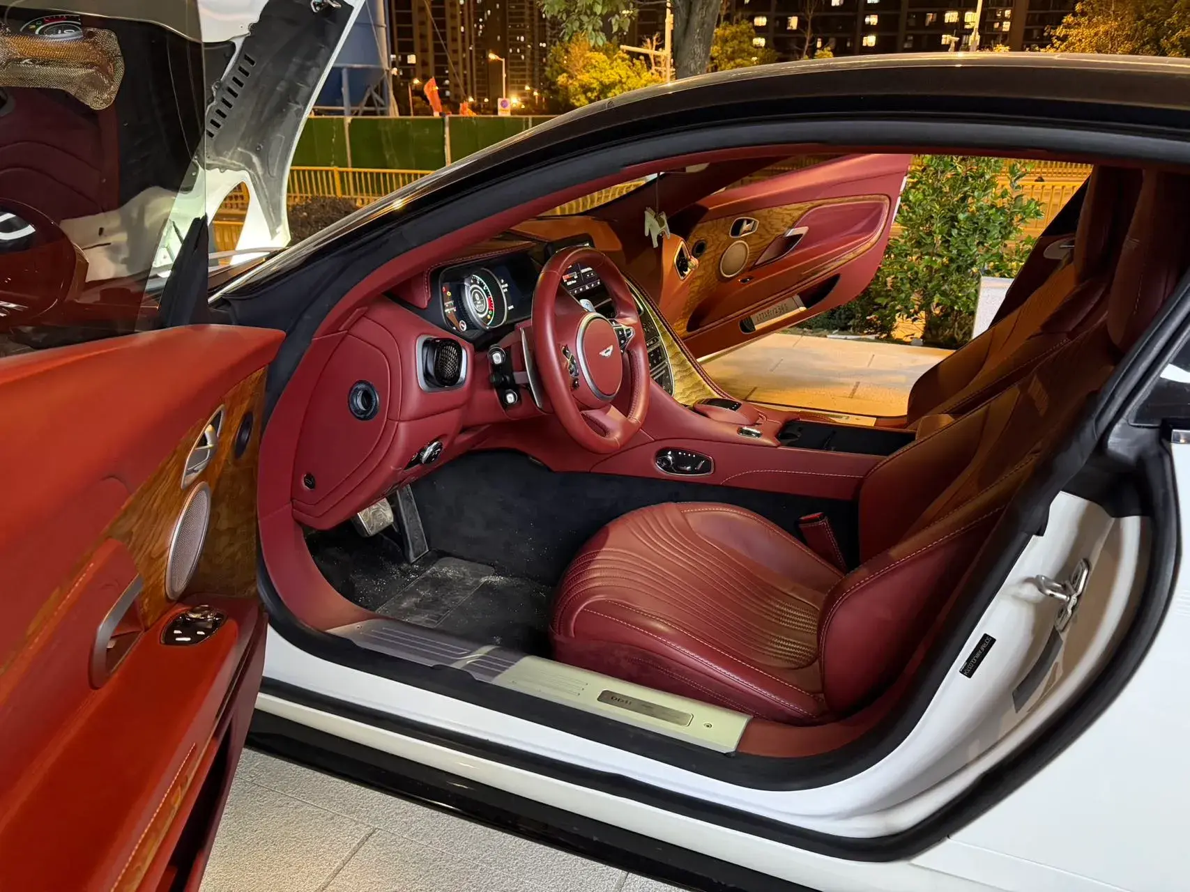 2019 ASTON MARTIN thumbnail 3