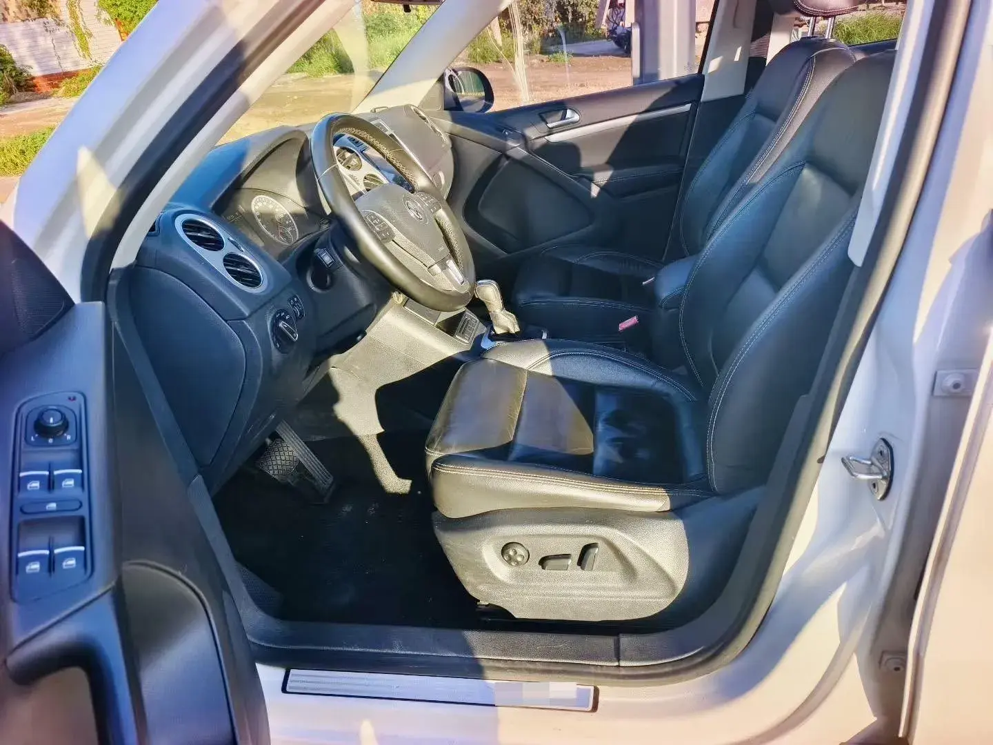 2017 VOLKSWAGEN TIGUAN thumbnail 4