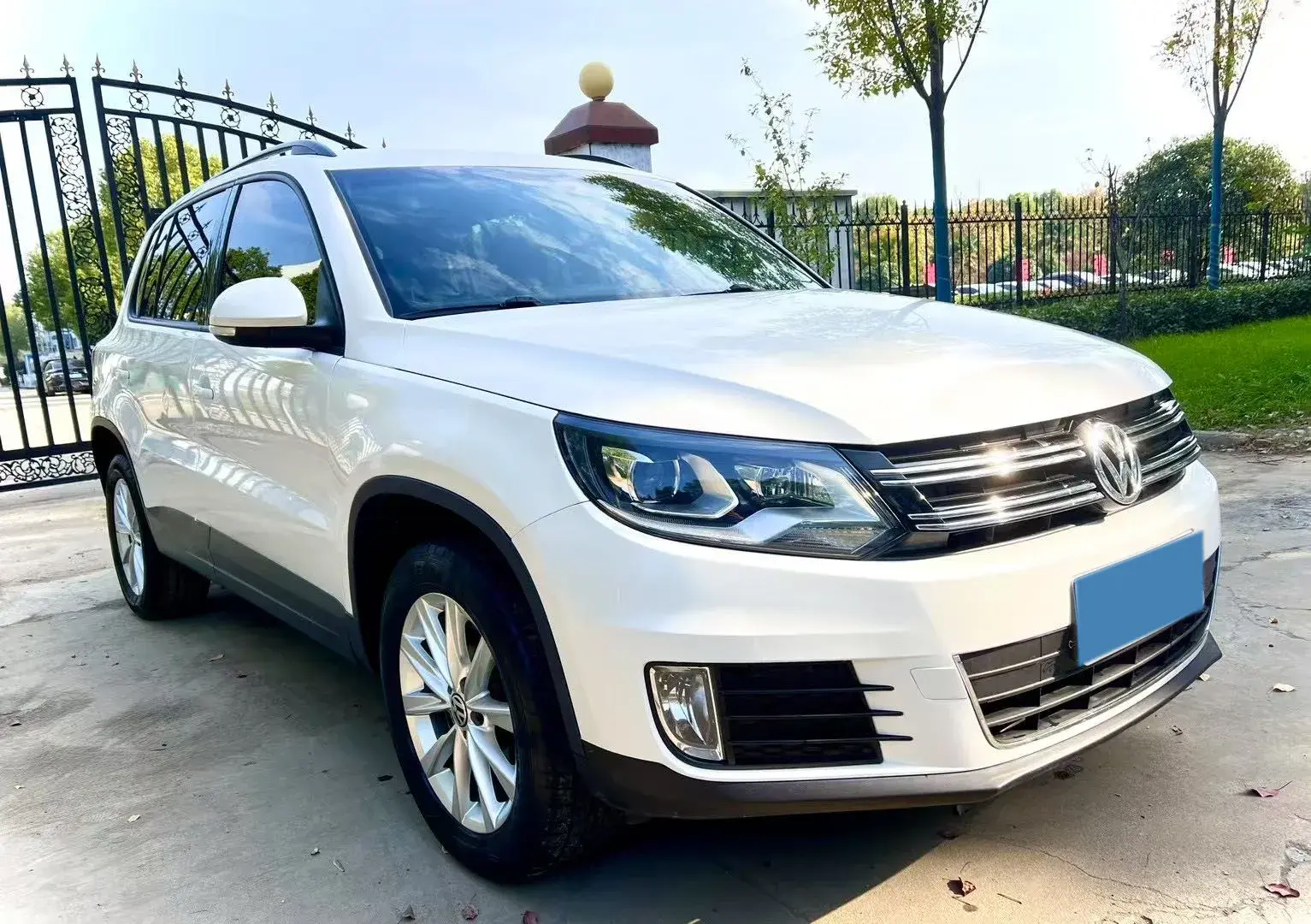 2017 VOLKSWAGEN TIGUAN thumbnail 3