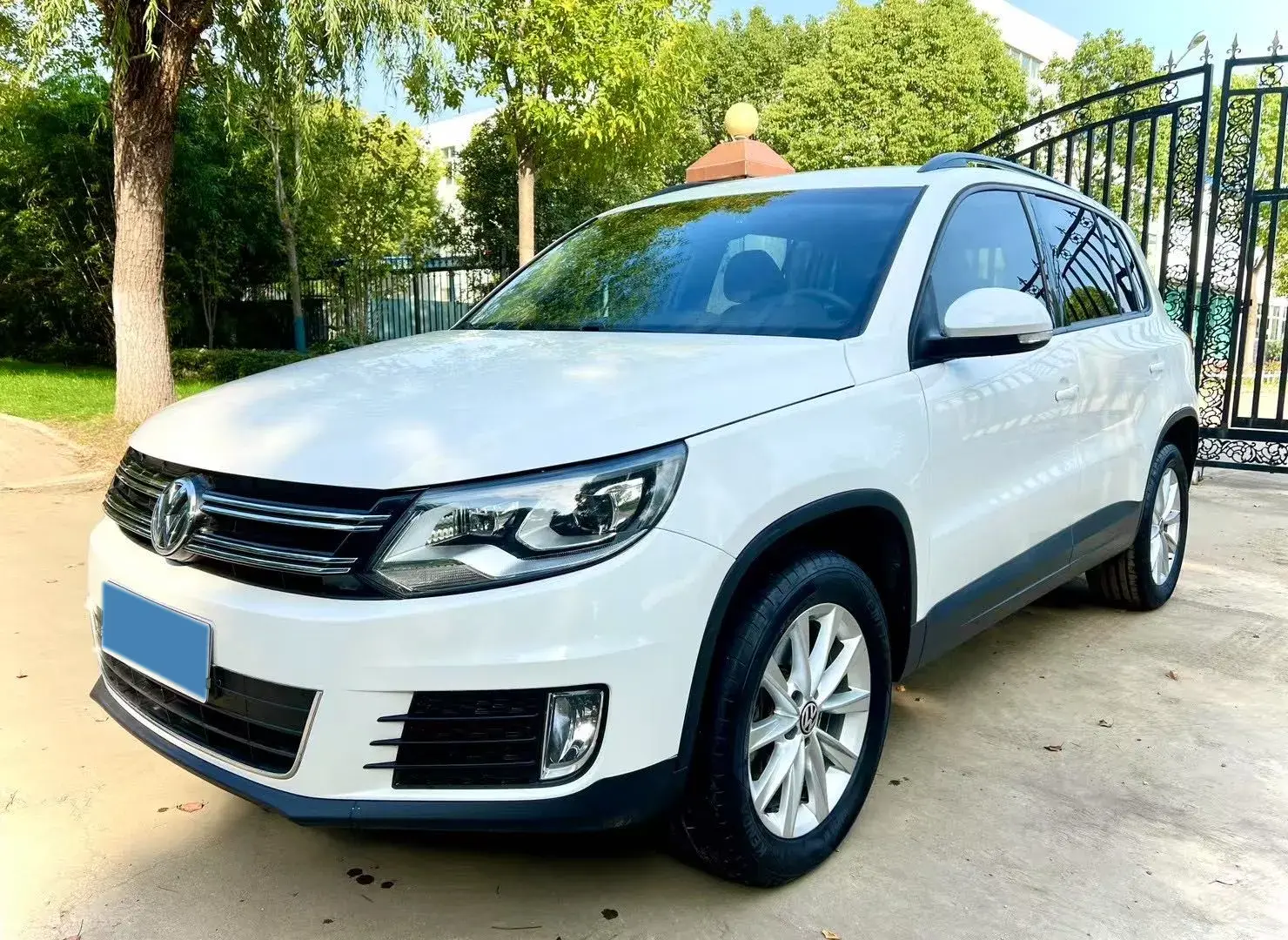 2017 VOLKSWAGEN TIGUAN view 1