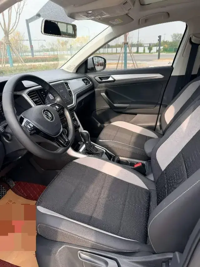 2021 VOLKSWAGEN T-ROC thumbnail 4