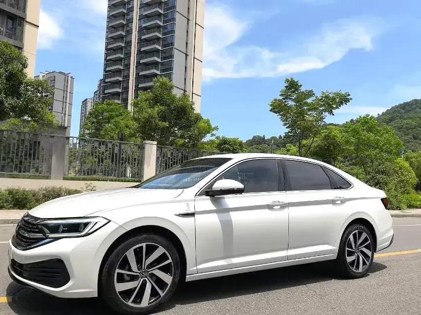 2025 VOLKSWAGEN SAGITAR view 1