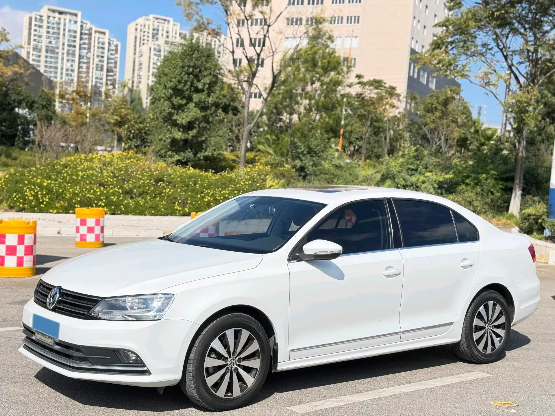 2018 VOLKSWAGEN SAGITAR view 1