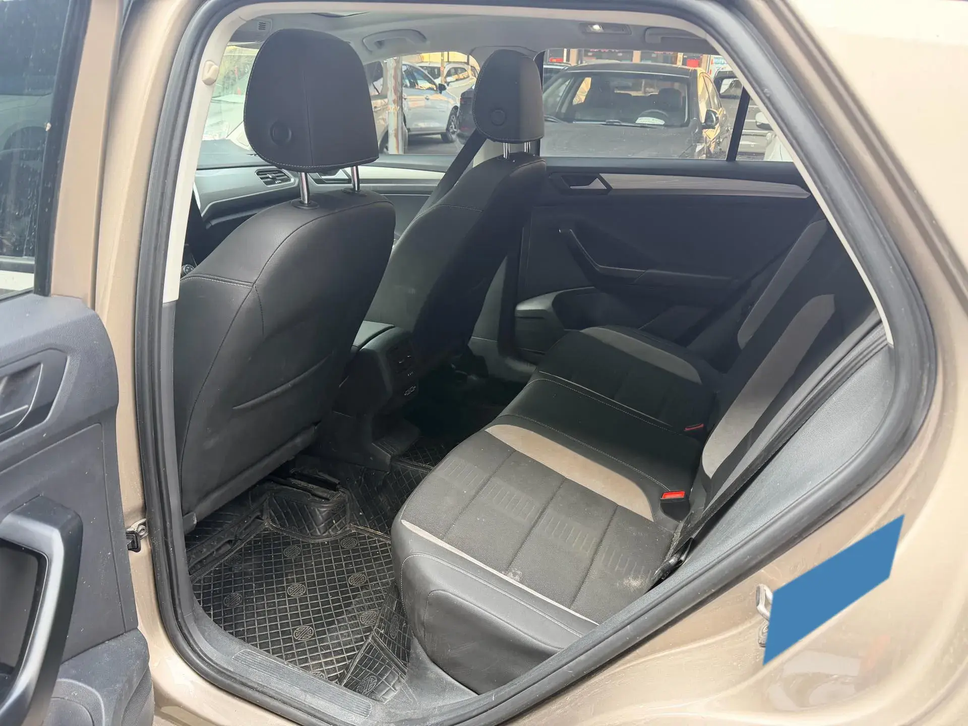 2020 VOLKSWAGEN T-ROC thumbnail 4