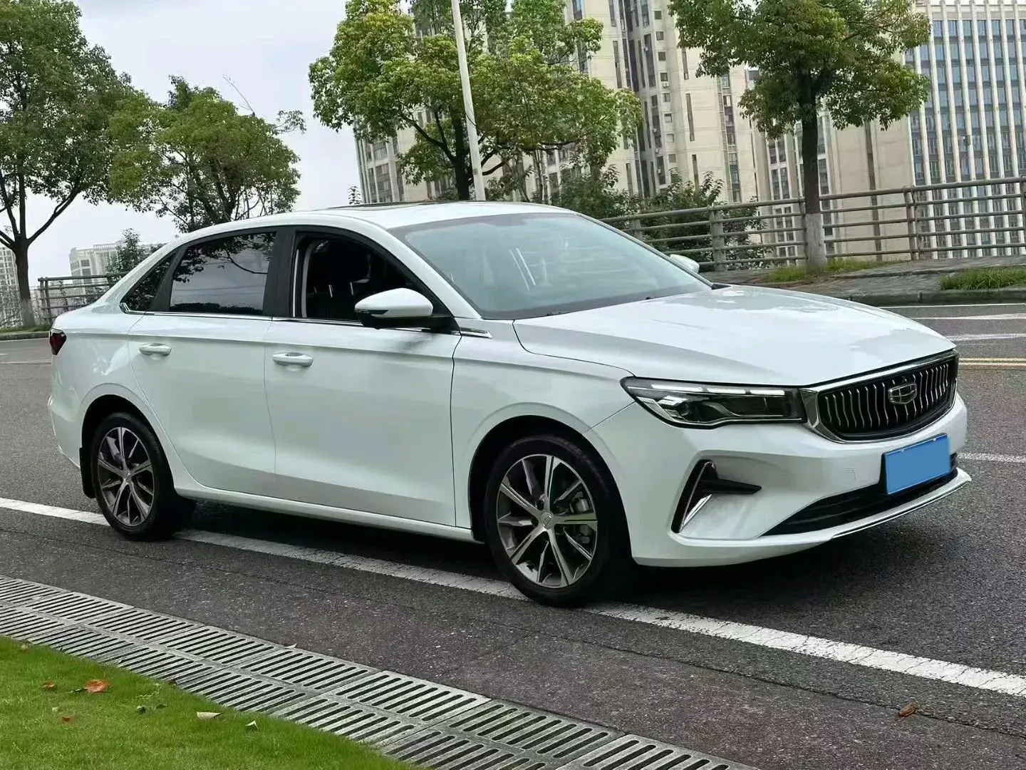 2022 GEELY EMGRAND thumbnail 3