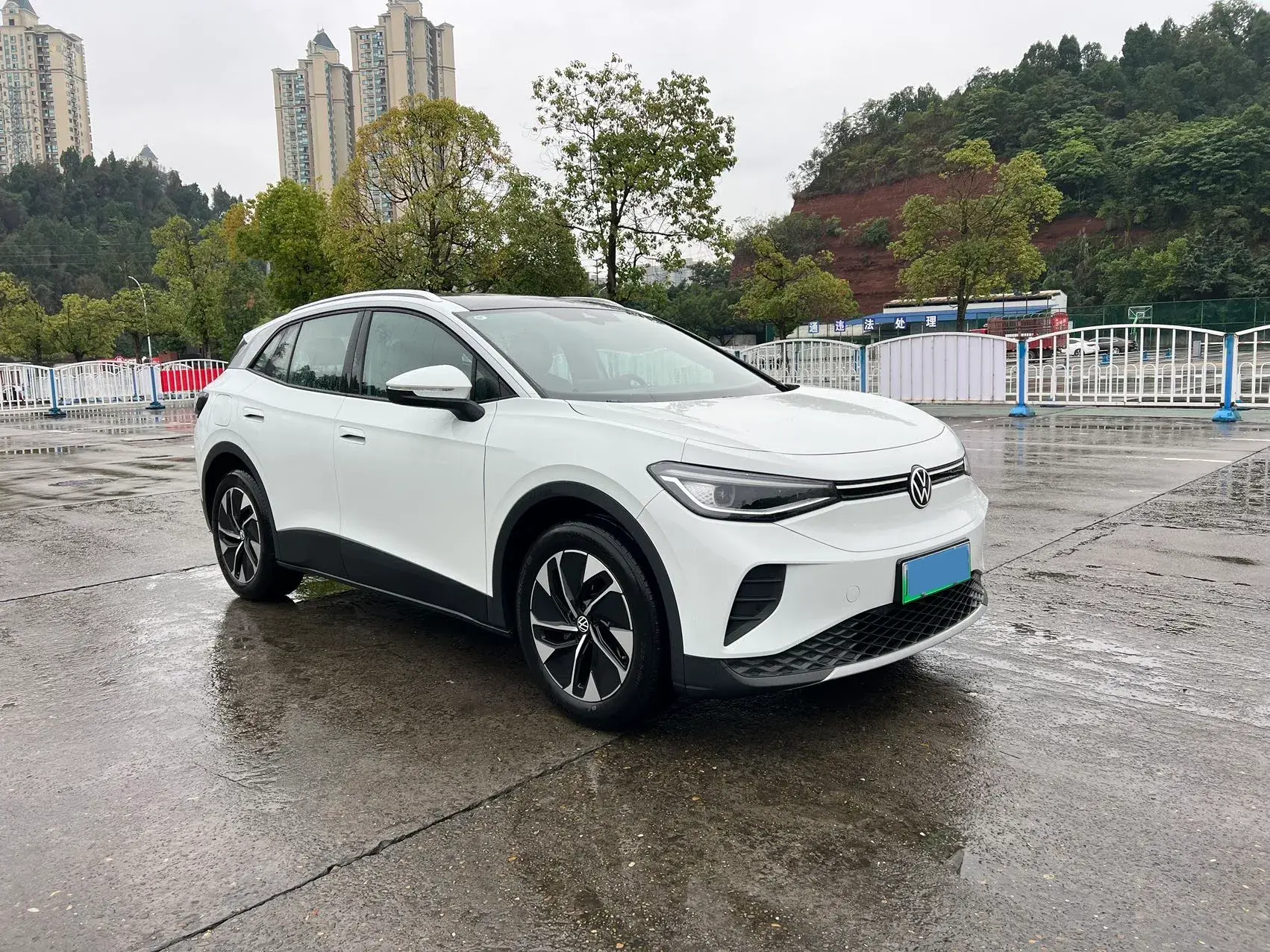 2025 VOLKSWAGEN ID.4 thumbnail 3