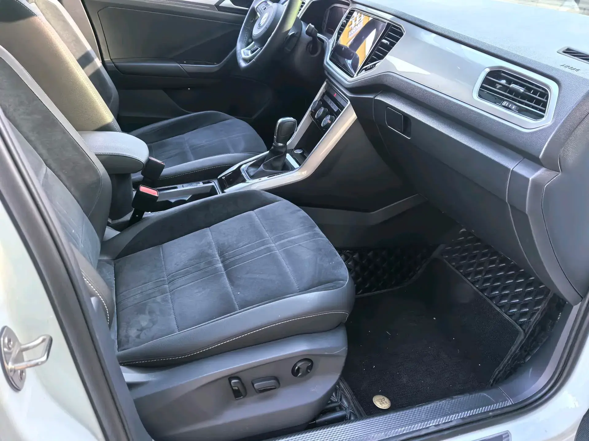 2022 VOLKSWAGEN T-ROC thumbnail 3