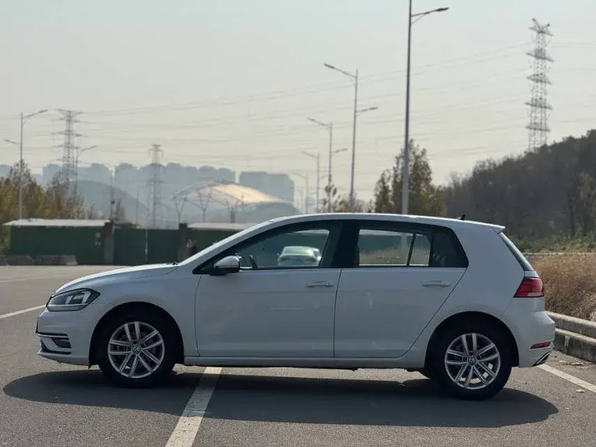 2019 VOLKSWAGEN GOLF thumbnail 3