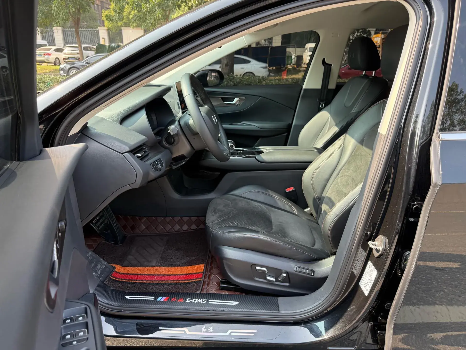 2021 HONGQI E-QM5 thumbnail 4