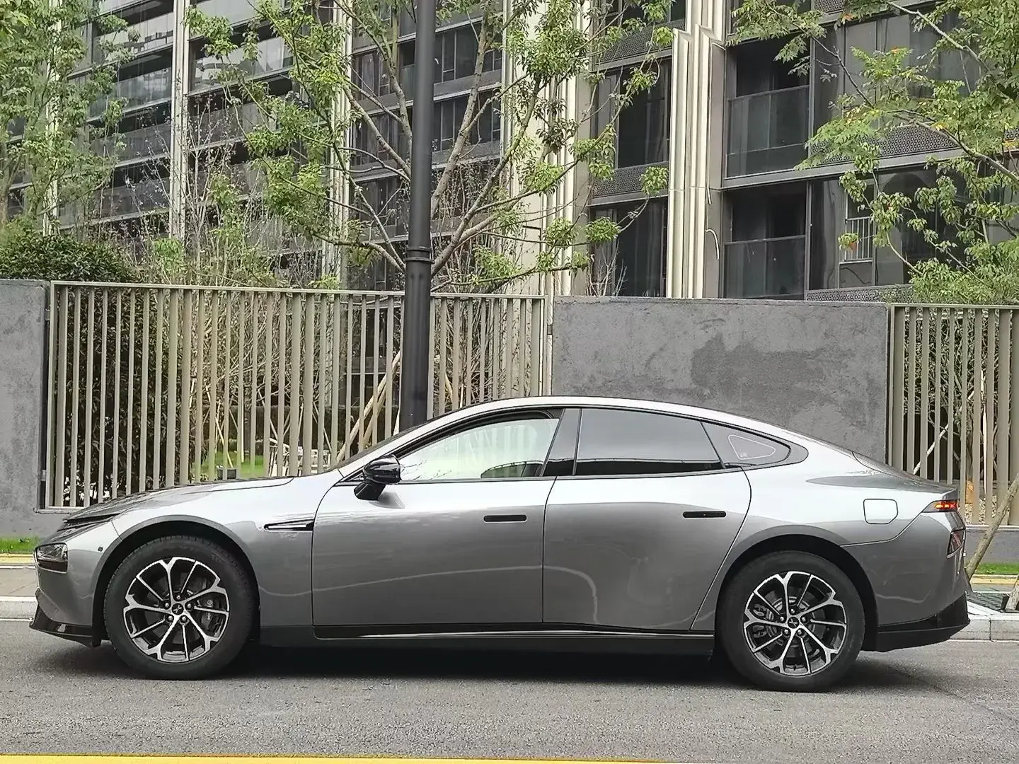 2020 XPENG P7 thumbnail 3