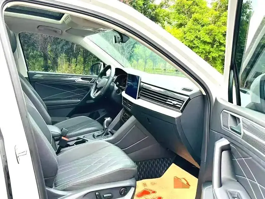 2024 VOLKSWAGEN TIGUAN thumbnail 4