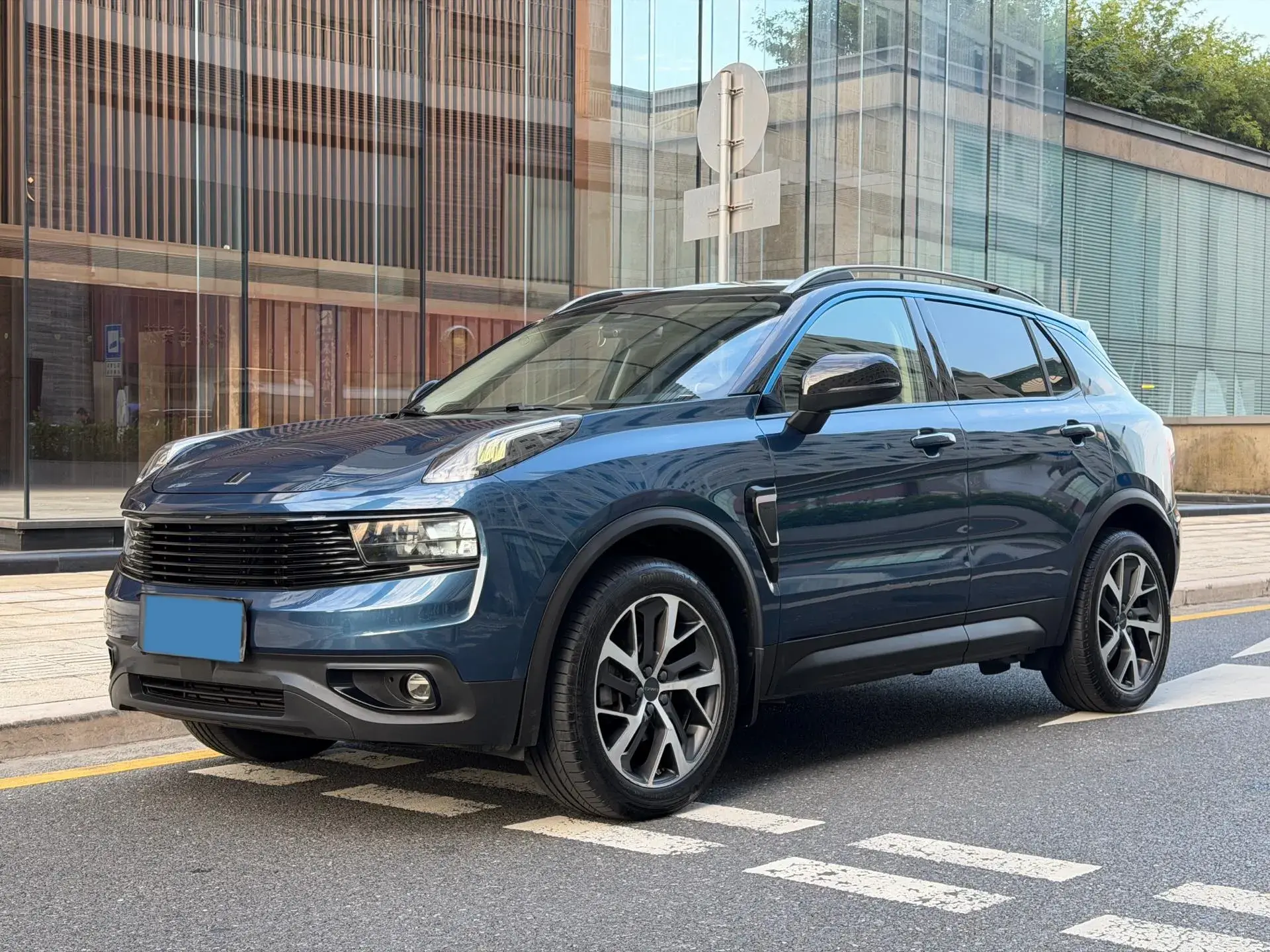 2017 LYNK&CO 01 view 1