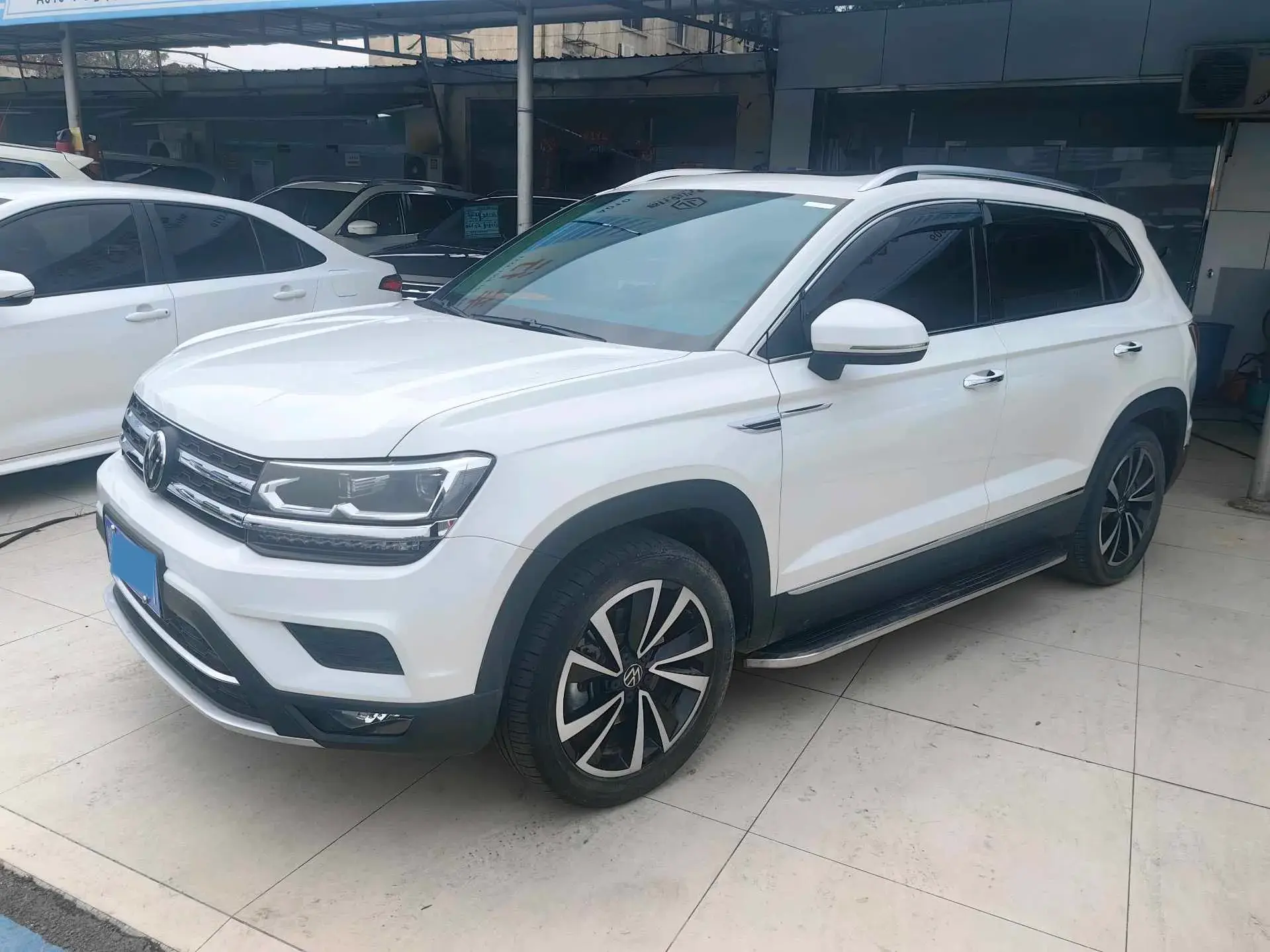 2022 VOLKSWAGEN THARU view 1