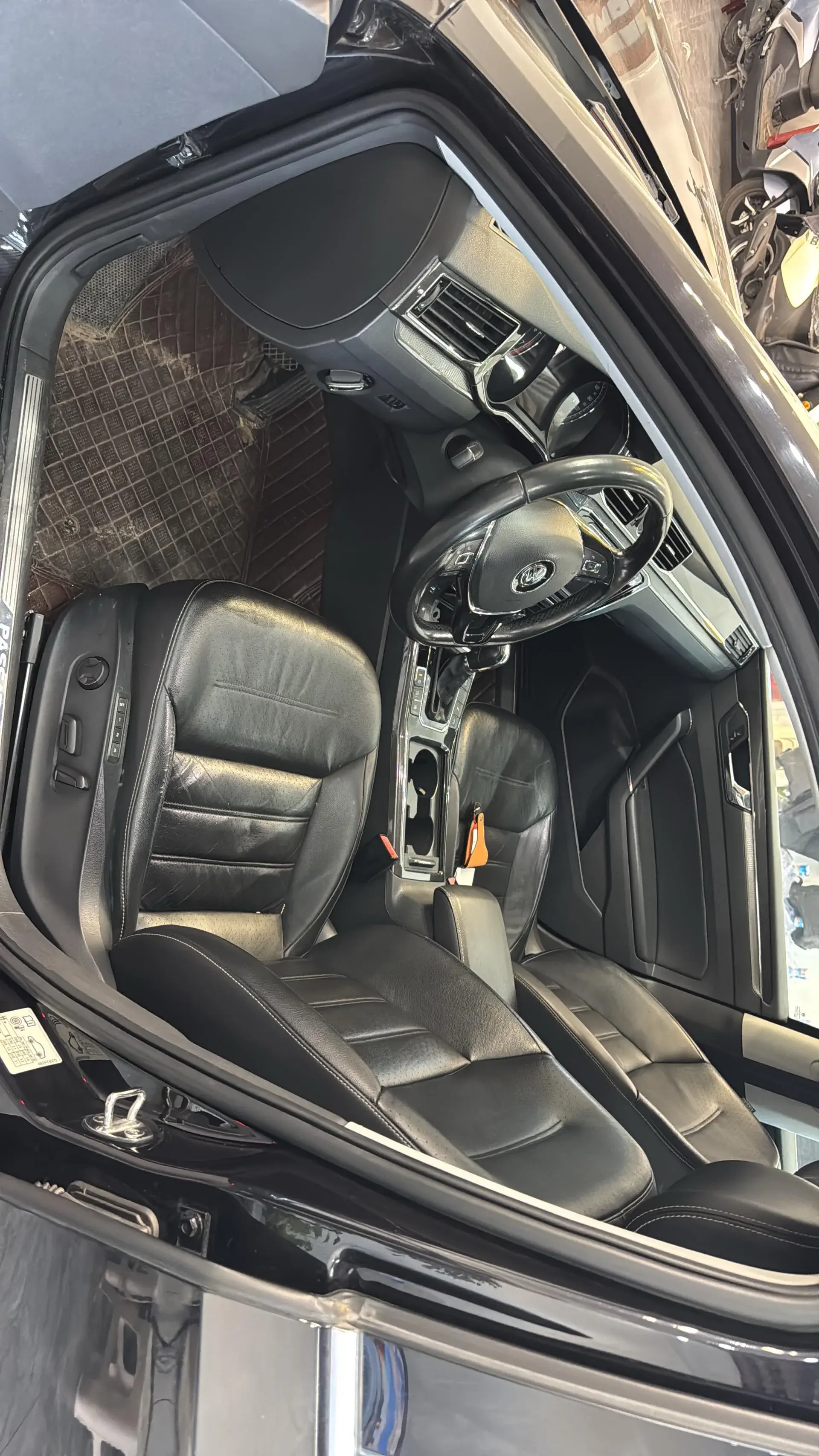 2017 VOLKSWAGEN PASSAT thumbnail 4