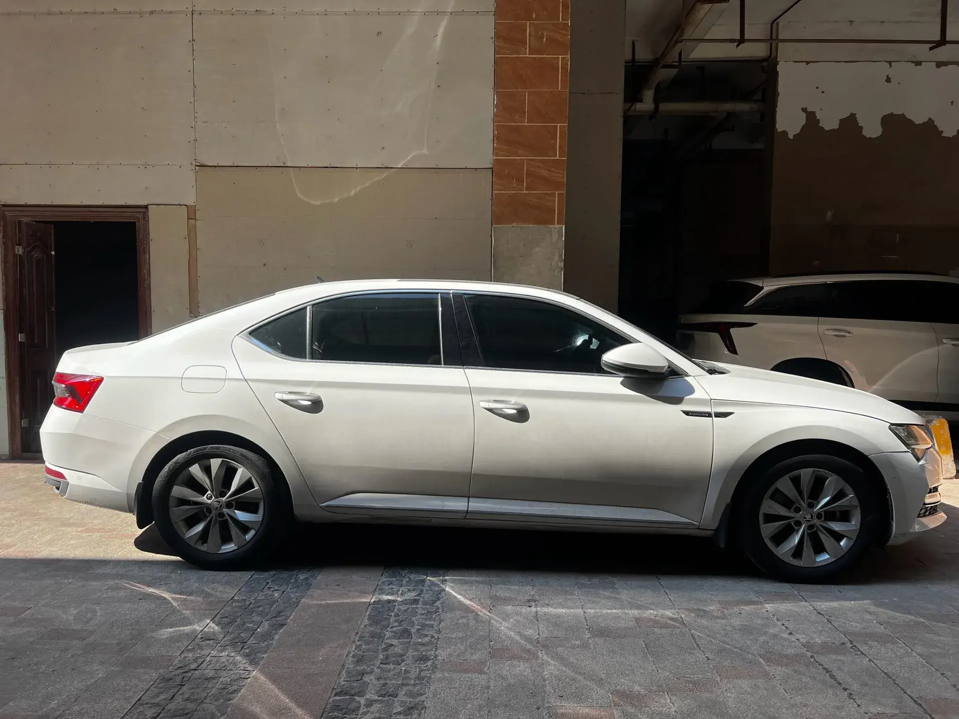 2019 SKODA SUPERB thumbnail 3