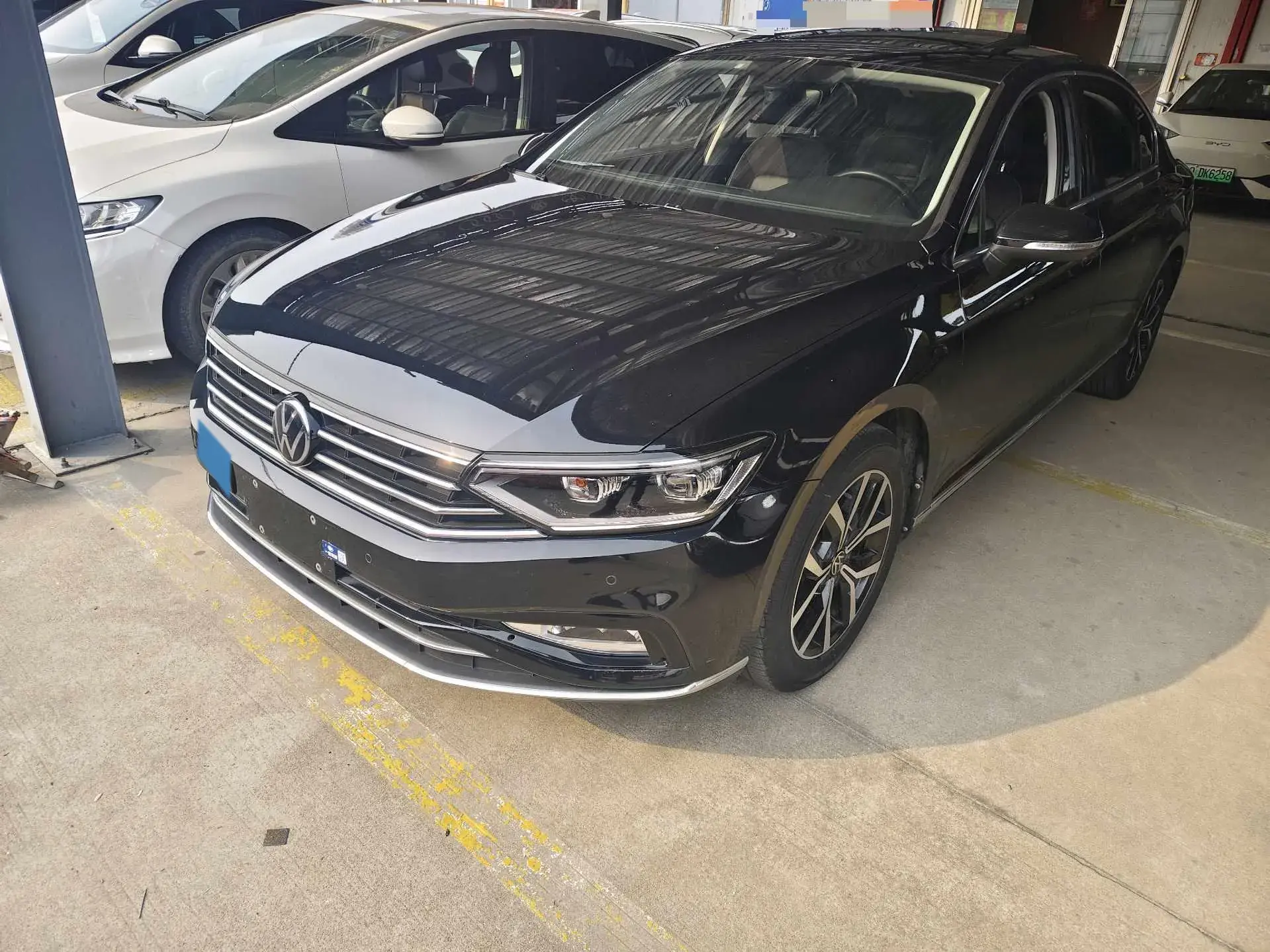 2020 VOLKSWAGEN MAGOTAN view 1