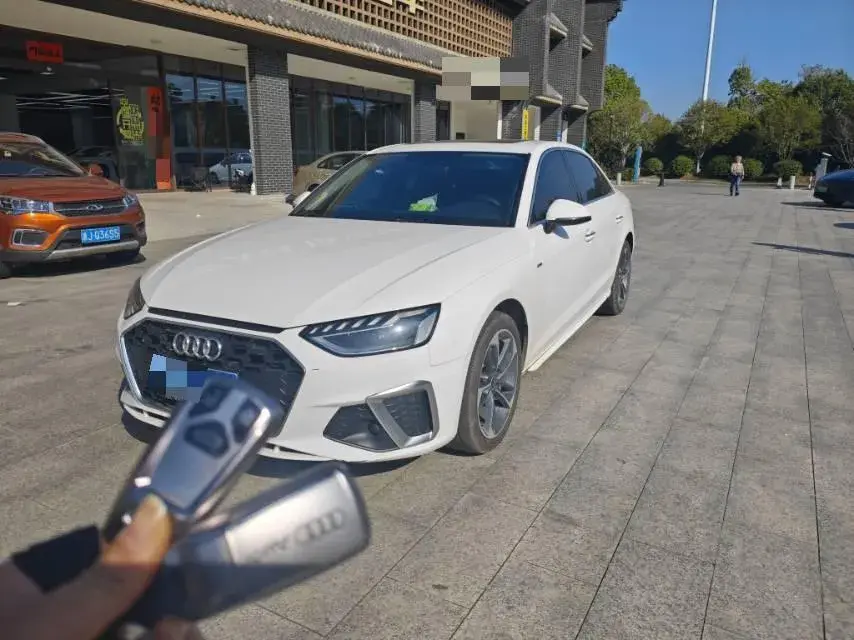 2023 AUDI A4L view 1