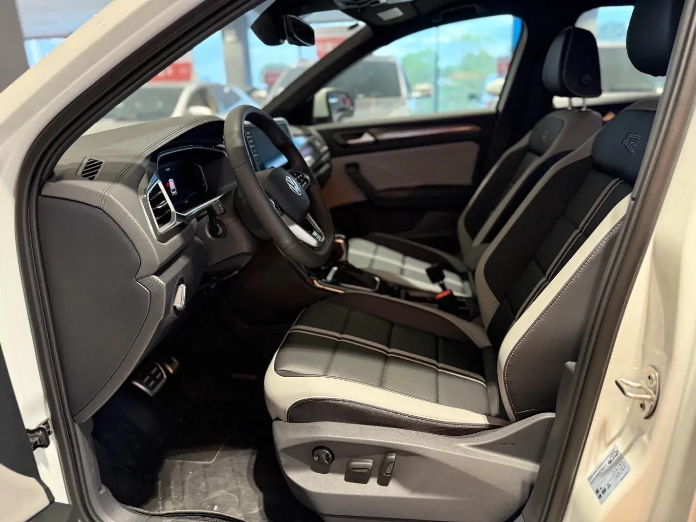 2025 VOLKSWAGEN T-ROC thumbnail 2