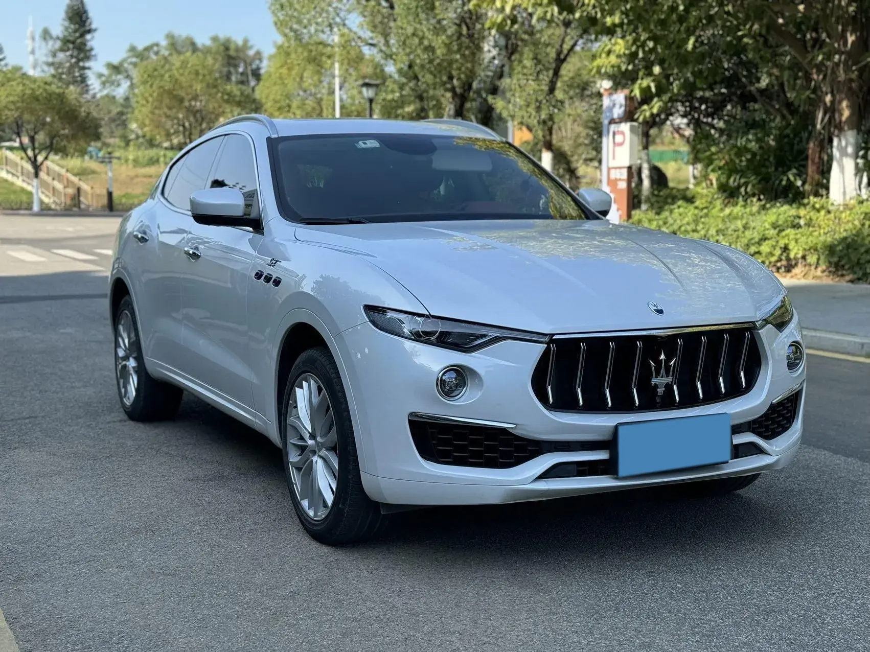 2022 MASERATI LEVANTE thumbnail 3