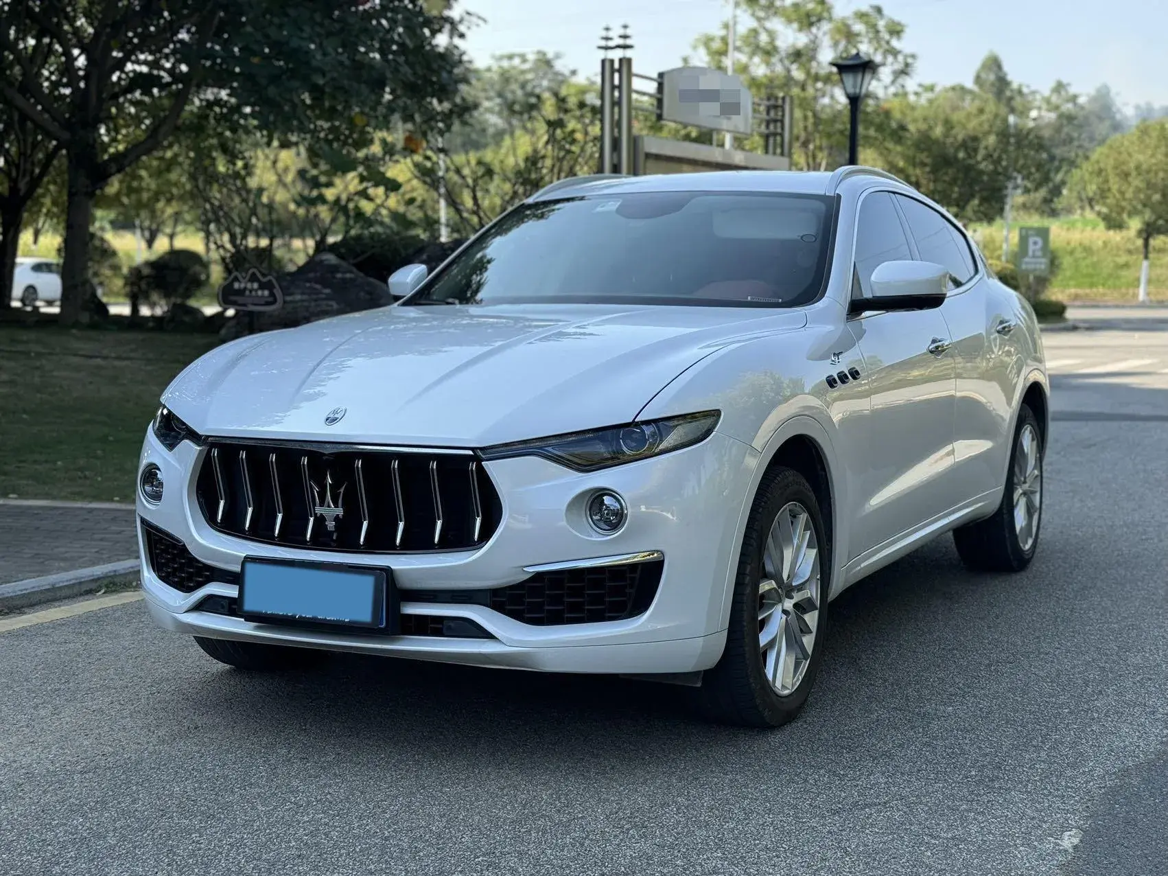 2022 MASERATI LEVANTE view 1
