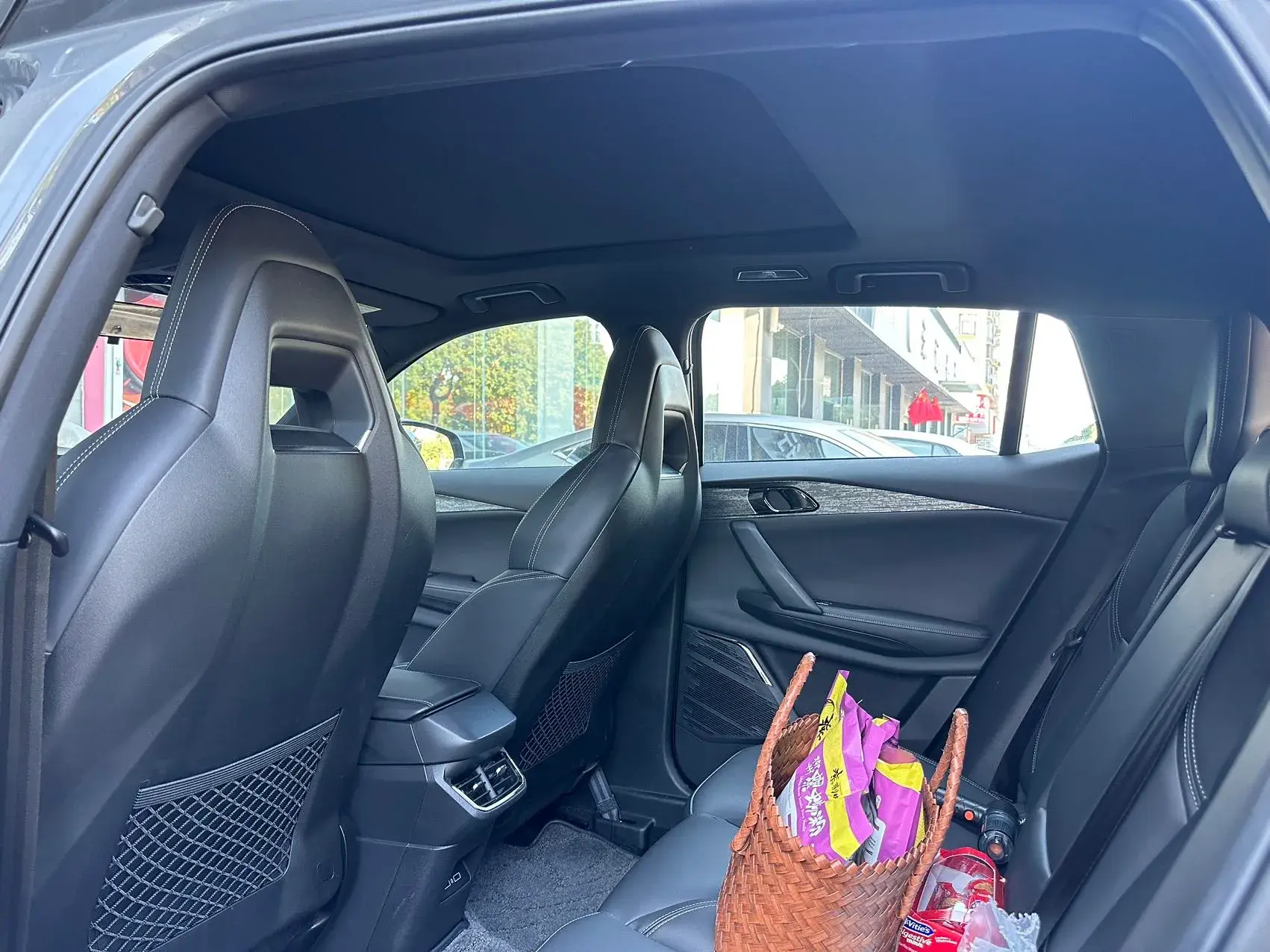 2023 LYNK&CO 06 thumbnail 4