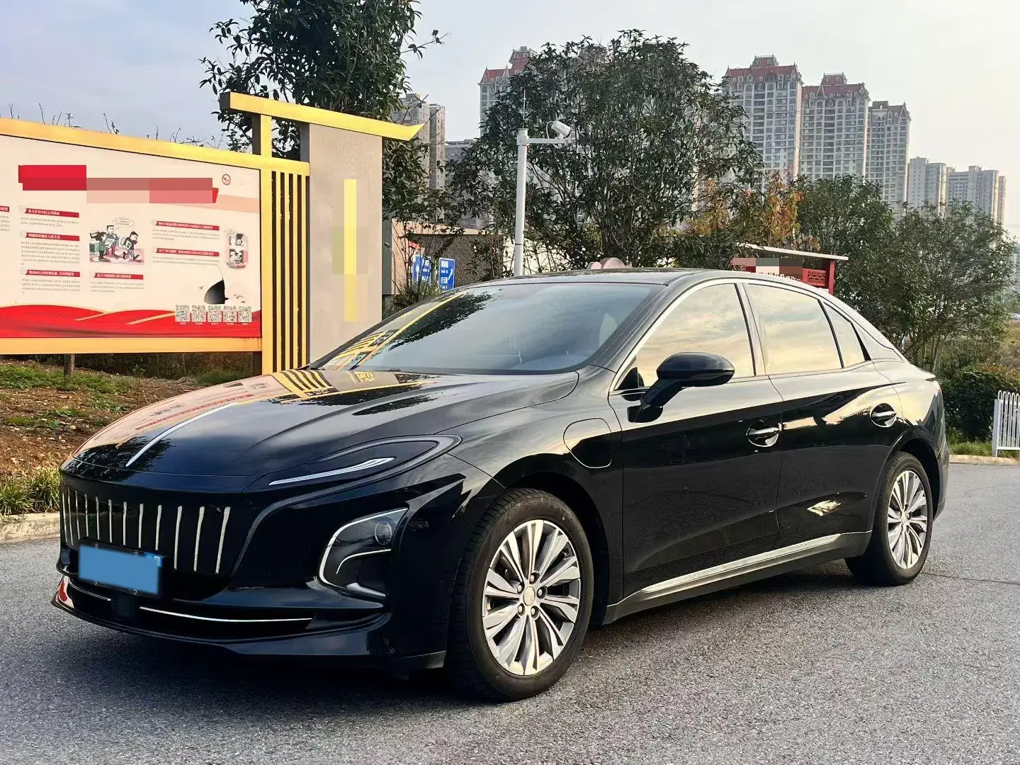 2022 HONGQI E-QM5 view 1