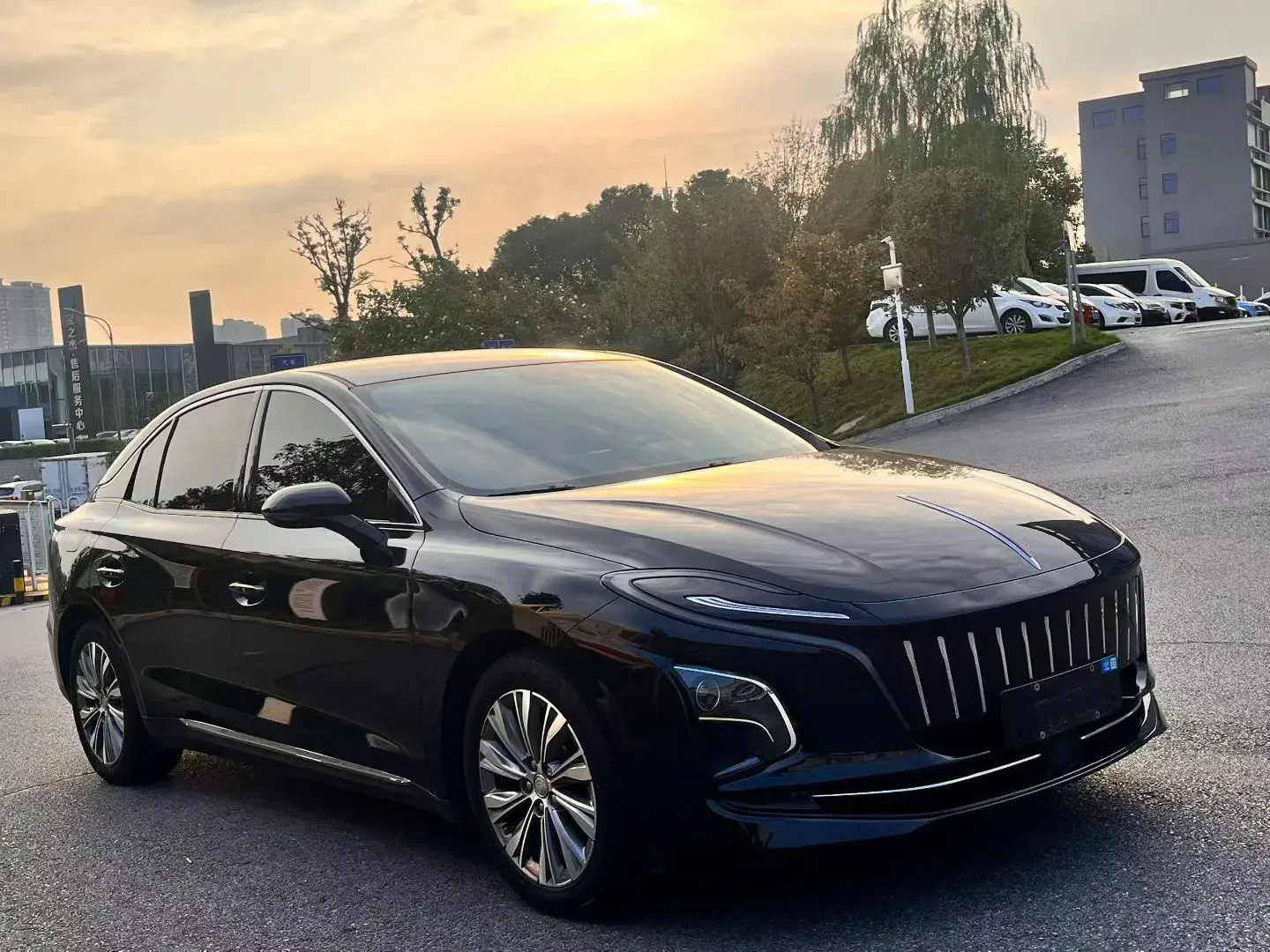 2022 HONGQI E-QM5 thumbnail 3