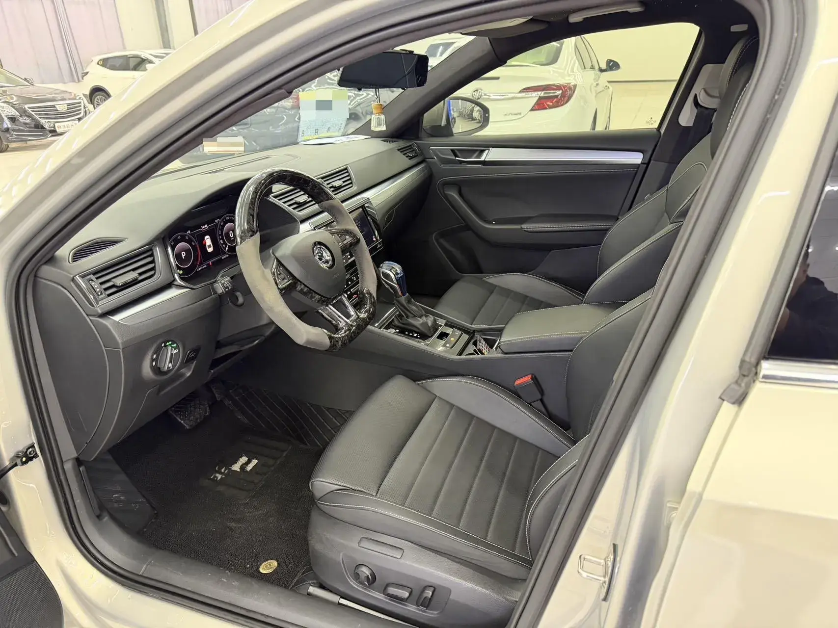 2019 SKODA SUPERB thumbnail 2