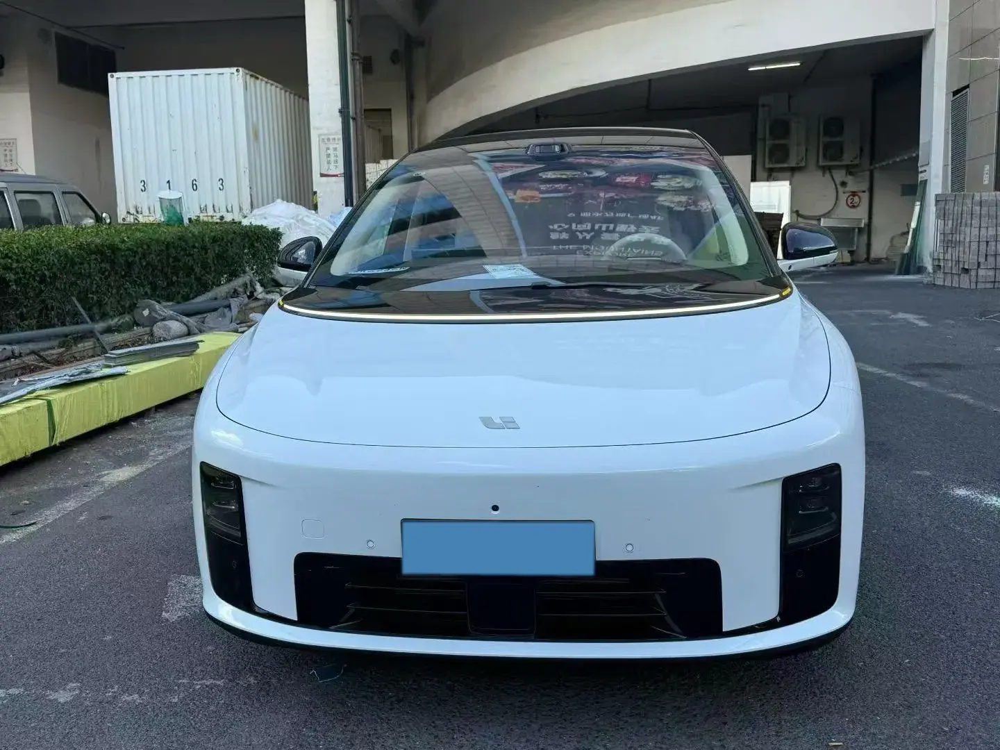 2025 LI I8 thumbnail 2