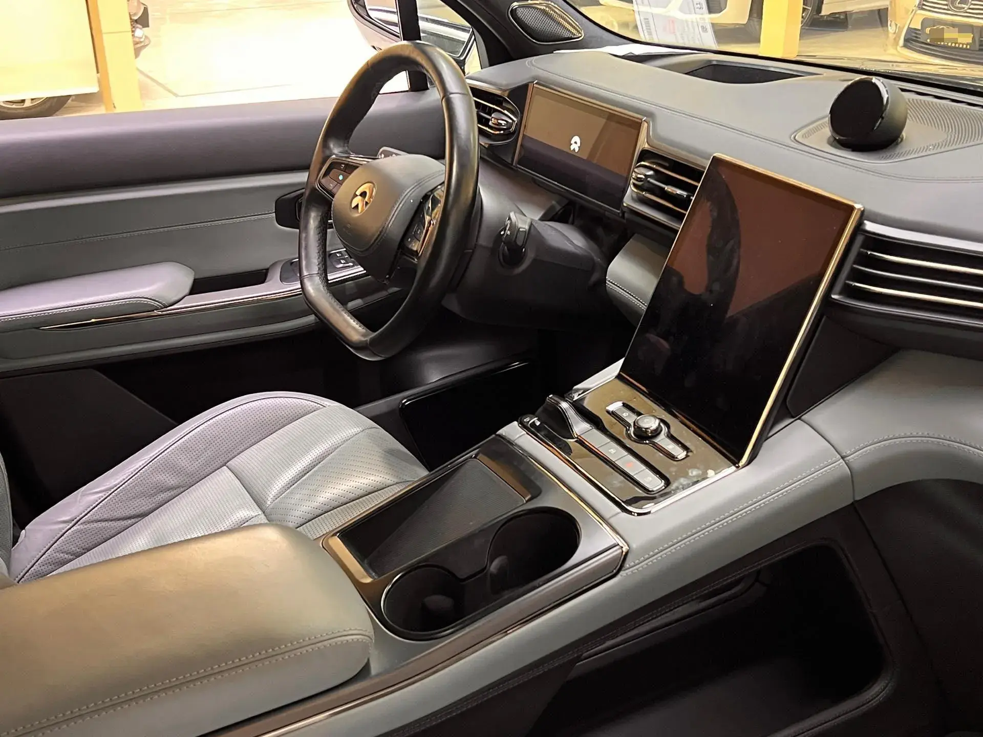 2020 NIO ES8 thumbnail 3