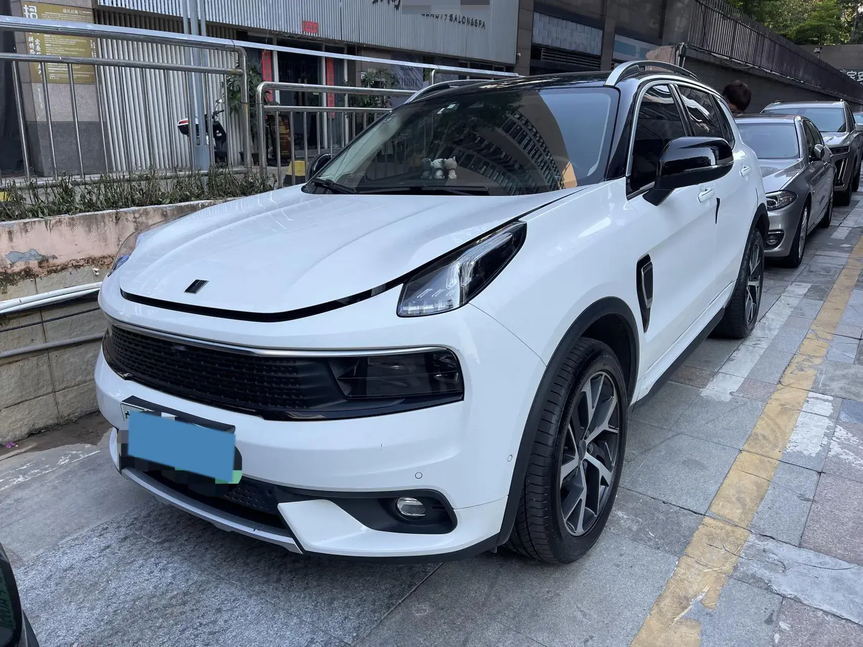 2018 LYNK&CO 01 view 1