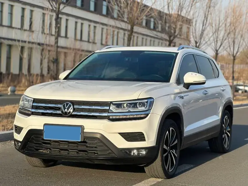2022 VOLKSWAGEN THARU view 1