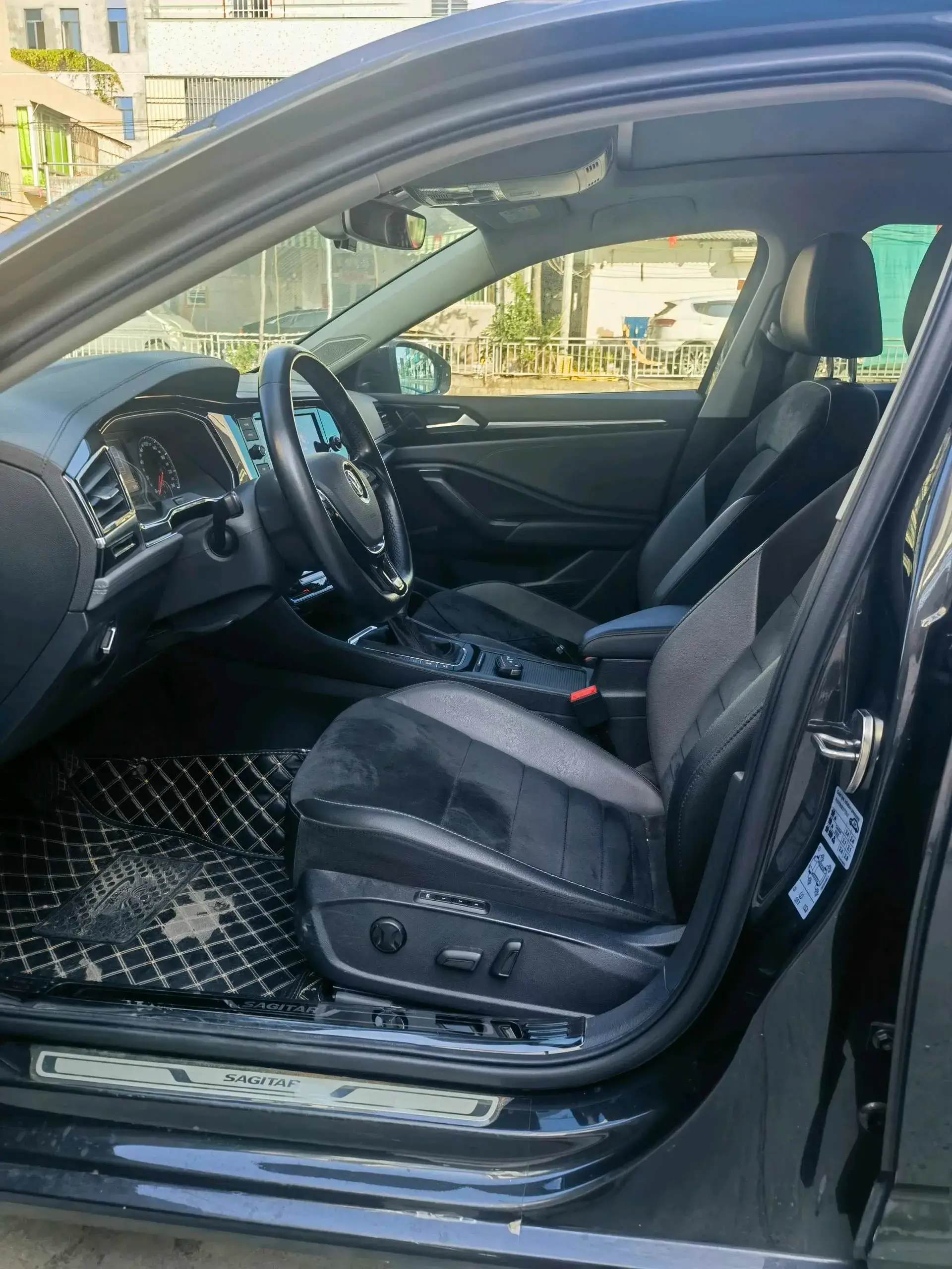 2019 VOLKSWAGEN SAGITAR thumbnail 3