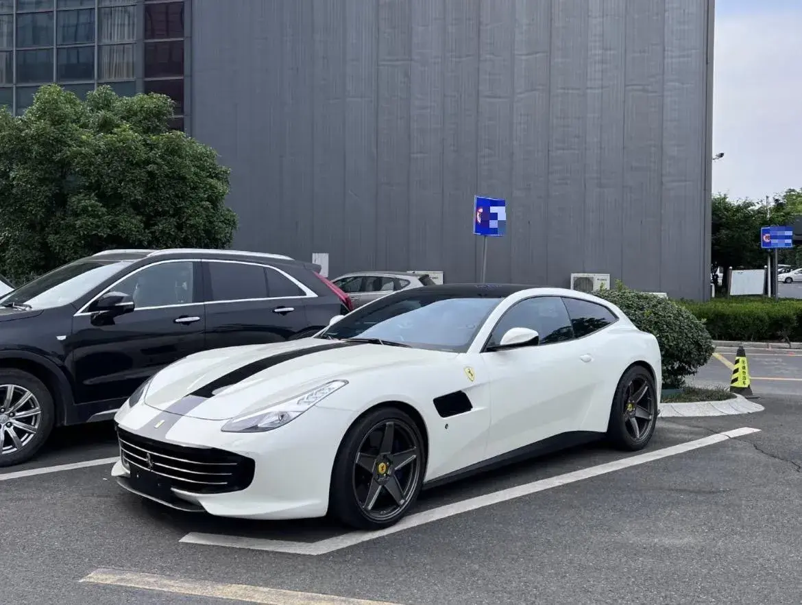 2017 Ferrari GTC4 Lusso 3.9T 609HP V8 7DCT