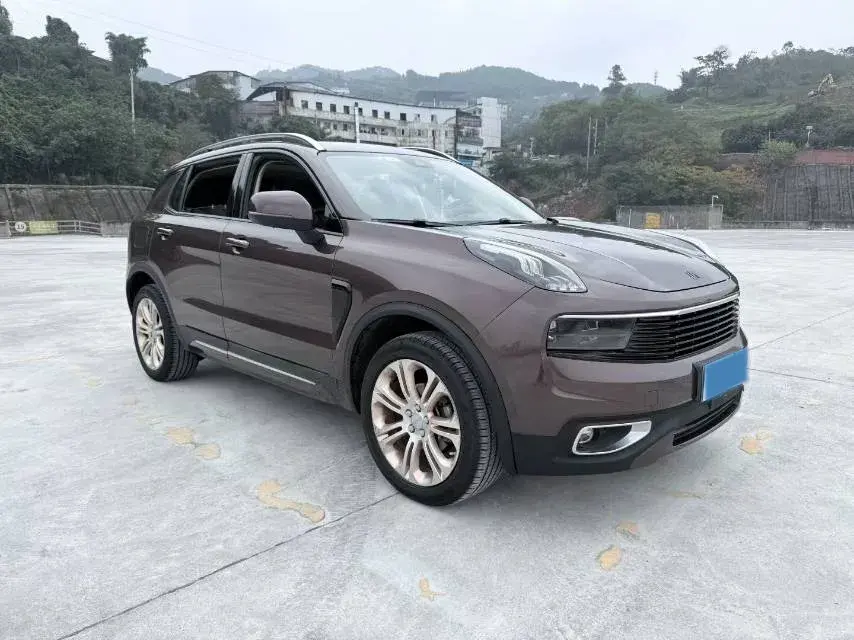 2017 LYNK&CO 01 thumbnail 3