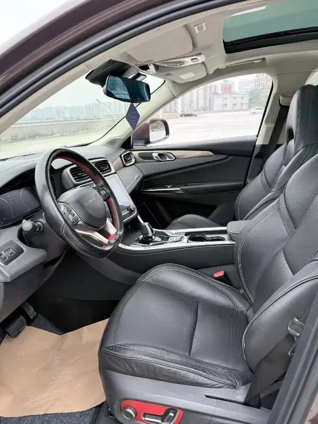 2017 LYNK&CO 01 thumbnail 4