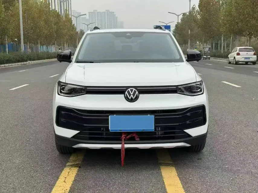 2025 VOLKSWAGEN THARU thumbnail 2