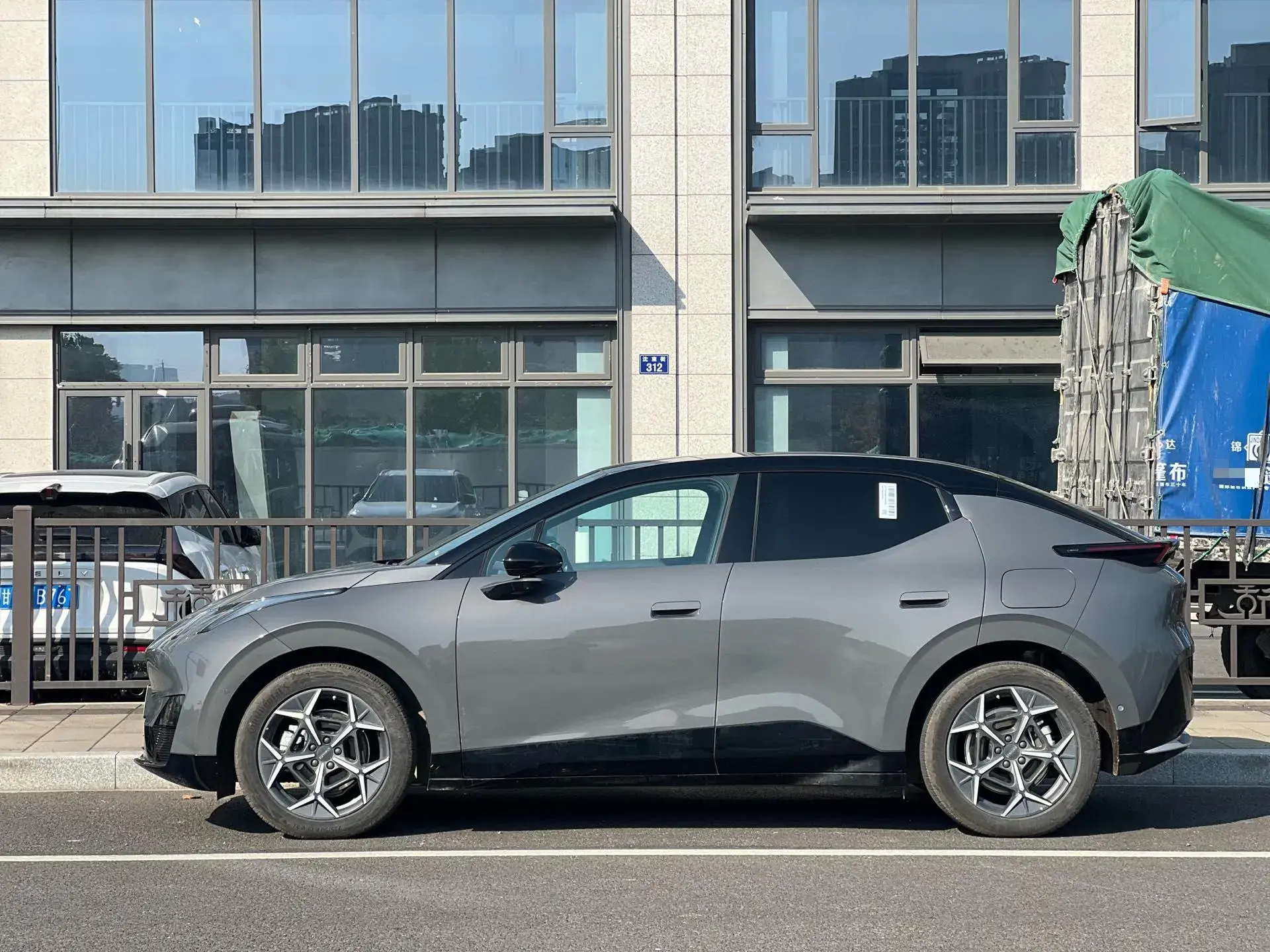 2025 LYNK&CO Z20 thumbnail 3