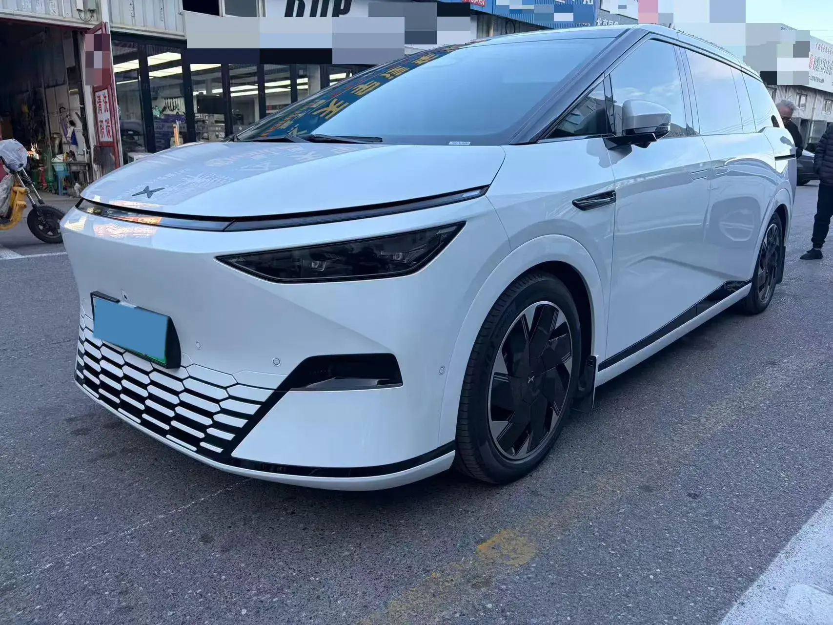 2024 XPENG X9 view 1