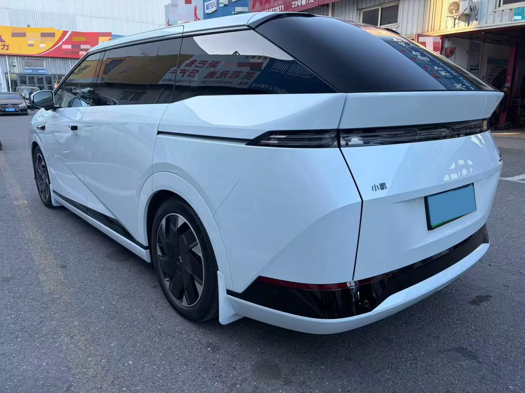 2024 XPENG X9 thumbnail 4