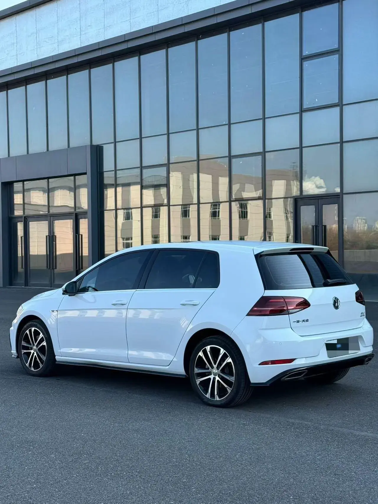 2018 VOLKSWAGEN GOLF thumbnail 4