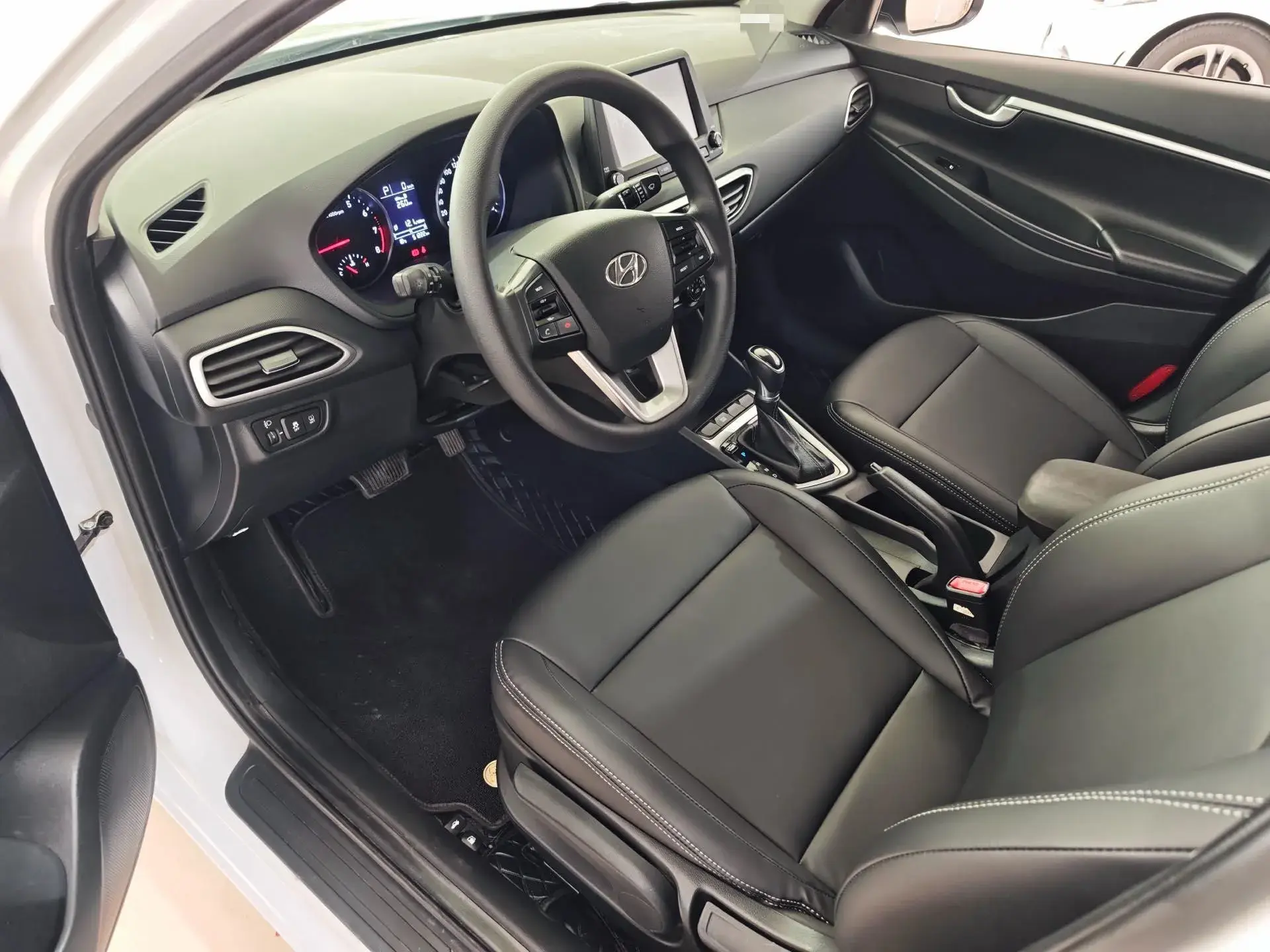 2017 HYUNDAI CELESTA thumbnail 2